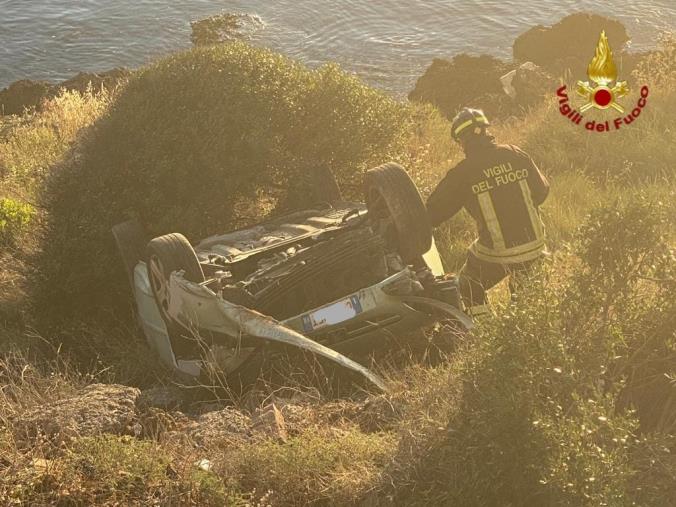 images Isola Capo Rizzuto, volo con l'auto di oltre 10 metri nel precipizio: salvo il conducente 