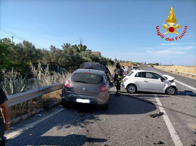 images Crotone. Incidente fra due auto sulla SS 106: una 27enne trasportata in ospedale 