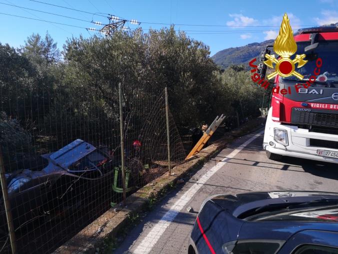 images Lamezia Terme, auto si ribalta: illese la conducente e la nipote 