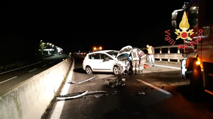 images Incidente fra tre mezzi nei pressi dello svincolo di Marcellinara, due feriti