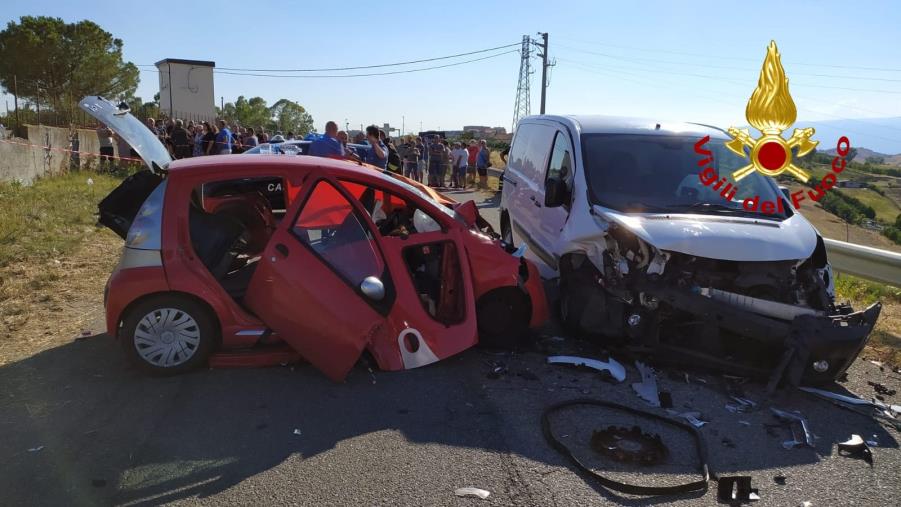 images Scontro tra un'auto e un furgone sulla provinciale Cutro a Crotone, morta una donna (VIDEO)