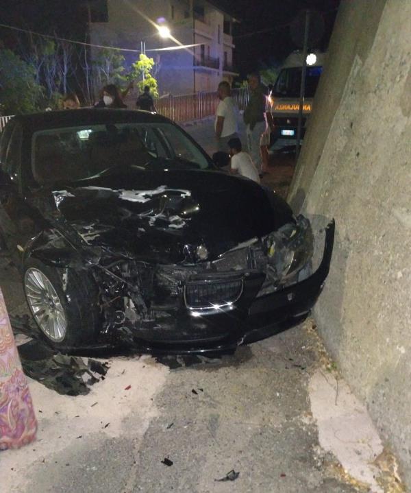 images Catanzaro, scontro tra due auto in centro: un ferito