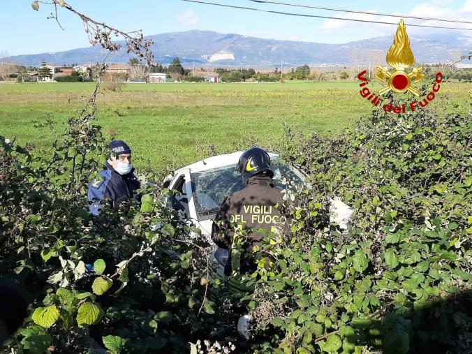 images Lamezia Terme. Sbanda e finisce fuori strada: ferito un 20enne