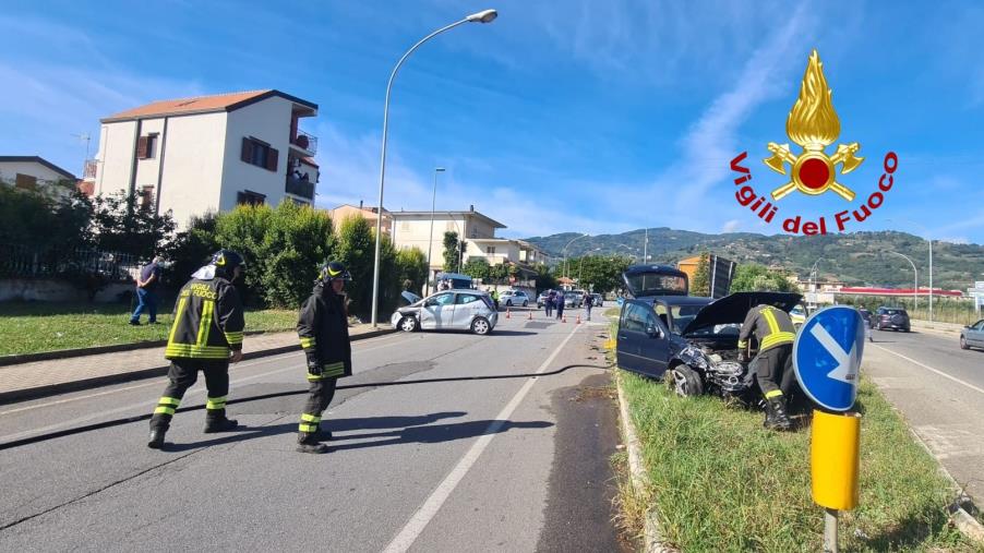 Scontro fra due auto a Lamezia Terme: un ferito finisce in ospedale