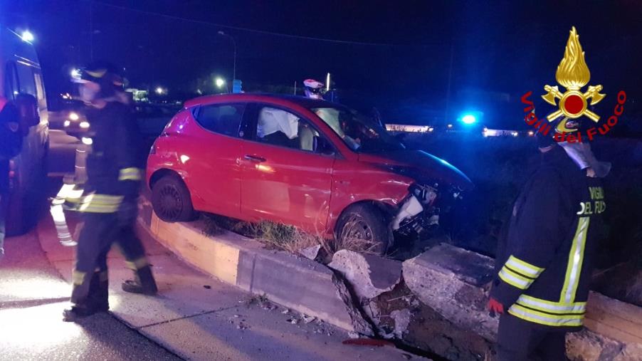 Simeri. Un'auto va a sbattere contro un palo della luce sulla 106: ferita una coppia 