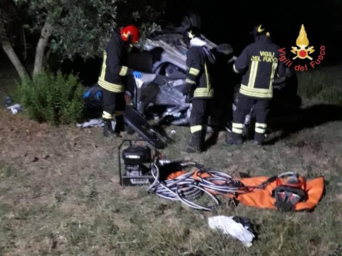 Tragedia sulla provinciale 123, auto esce di strada e finisce in un uliveto: un morto (VIDEO)