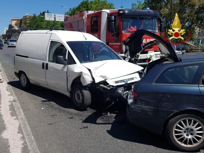 Catanzaro. Incidente su viale De Filippis tra due auto: conducenti in ospedale ma con ferite lievi