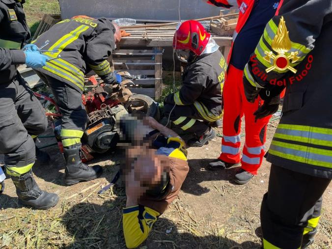 images Isola Capo Rizzuto, rimane impigliato sotto un motocoltivatore: ferito un 39enne