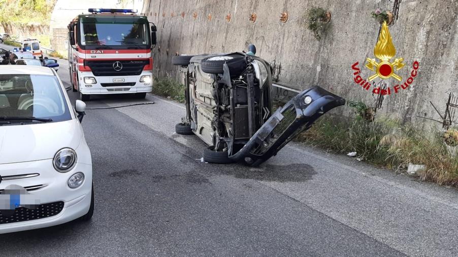 images Catanzaro. Si ribalta con la sua auto a via Argento: ferita una donna