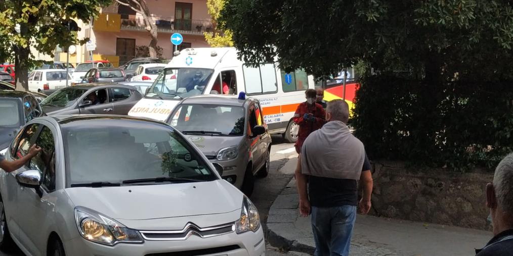 images Investe una dottoressa in via Borelli, fugge prima in auto e poi a piedi: ambulanza bloccata nel traffico