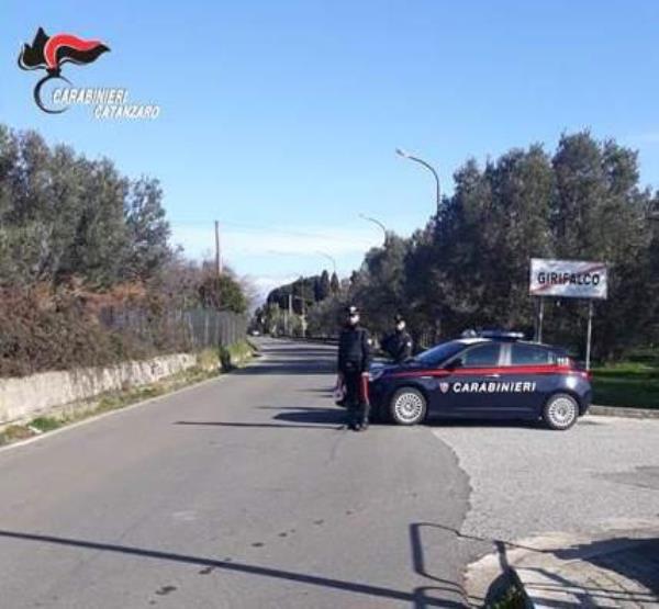 images Sfugge ad un posto di controllo dei carabinieri e parte l'inseguimento a Girifalco: arrestato un diciannovenne 