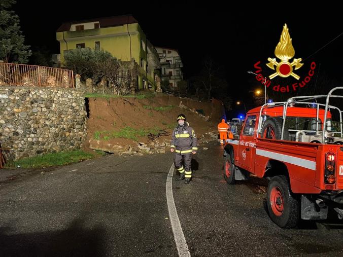 images Maltempo nell'Alto Tirreno Cosentino. Frana in località Vadue: evacuata un'abitazione