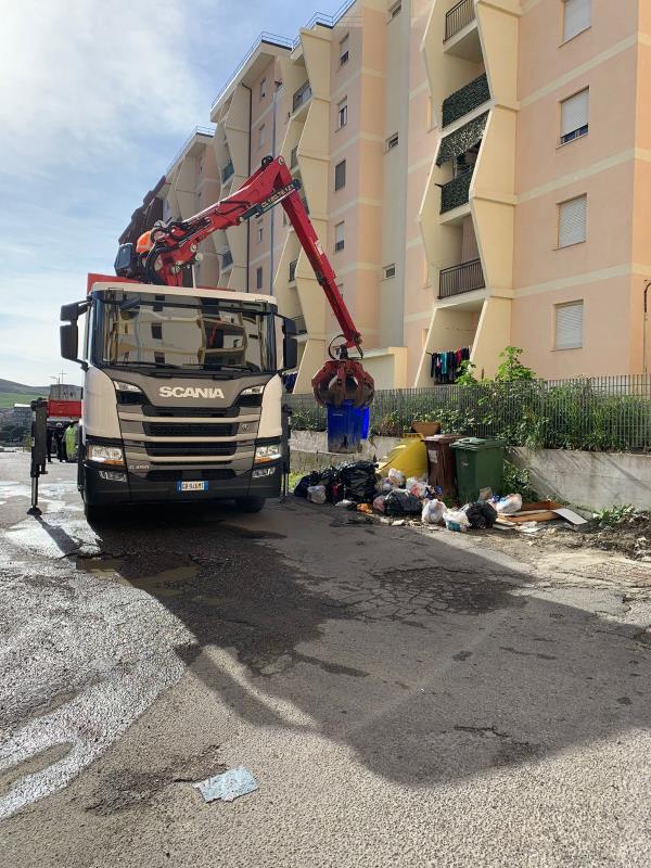 images Rifiuti a Catanzaro. Intervento straordinario di raccolta, pulizia e sanificazione dei carrellati e delle strade in viale Isonzo