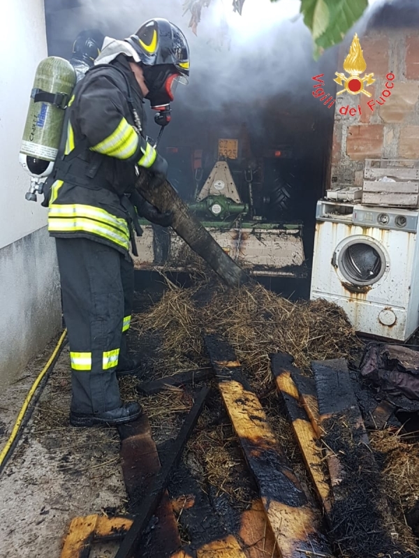 Incendio un garage adibito a deposito di attrezzature agricole e  balle di fieno