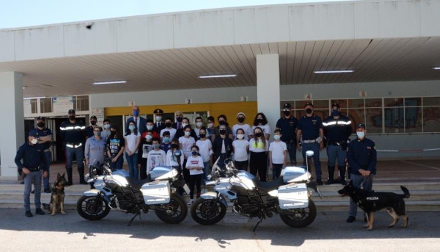 images Crotone. La polizia presenta l'agenda scolastica “Il Mio Diario”: la cerimonia alla Primaria “Alcmeone"