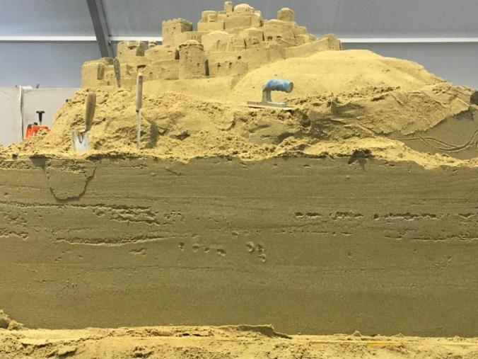 Il Presepe di sabbia prende forma. Sotto il tendone, a Piazza Prefettura, il "miracolo" degli artisti (VIDEO e FOTO)