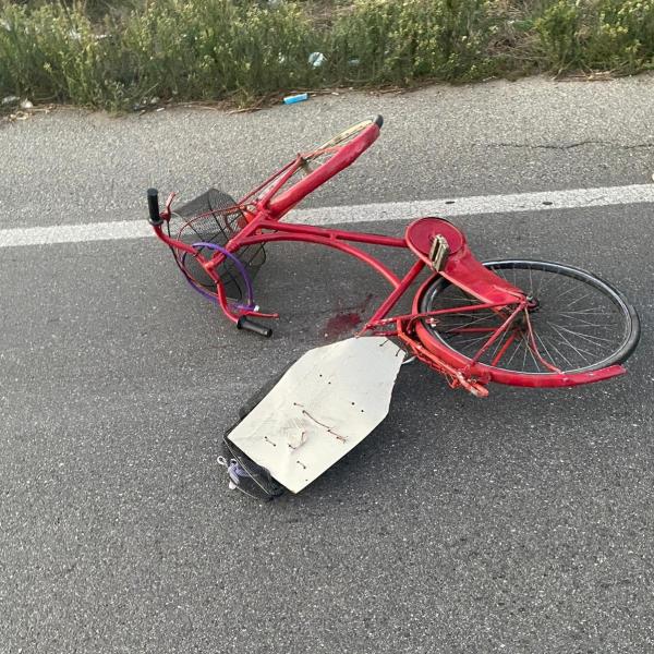 Un settantenne in bici travolto e ucciso da un'auto sulla 106 a Botricello 