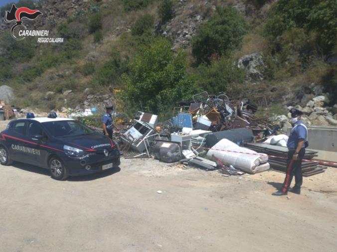 images Quintali di rifiuti pericolosi e non accatastati alla rinfusa, a Bagnara sequestrata una discarica e denunciato il proprietario 