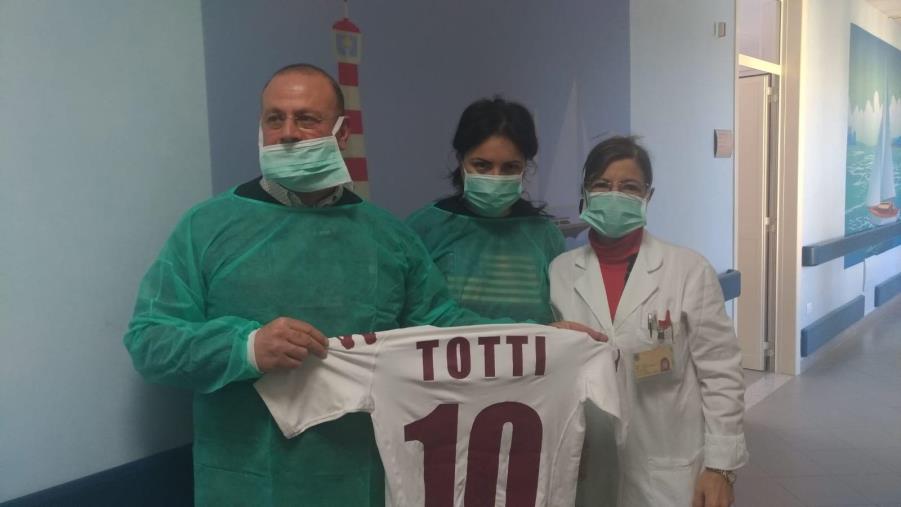 images L'avvocato Rondinelli nel reparto di Oncoematologia pediatrica per donare la maglietta di Totti a un piccolo degente