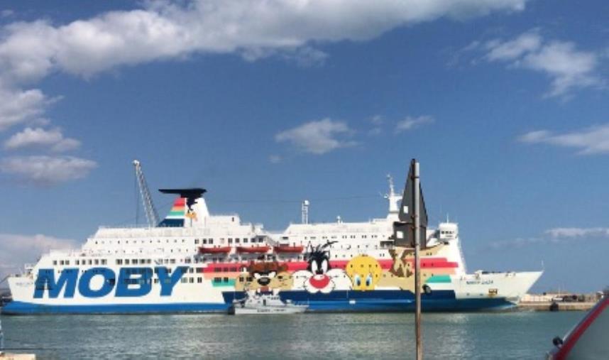 I 169 migranti che lasceranno la nave quarantena Moby Zazà andranno a Crotone 