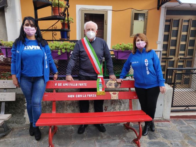 images Sorbo San Basile rifiuta la violenza sulle donne con una panchina nella piazzetta del paese