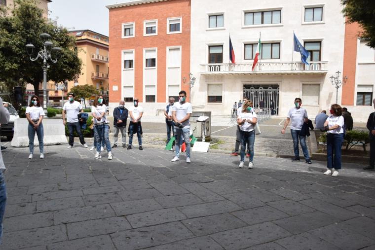 images Fase 2. I parrucchieri e le estetiste di Crotone "rivogliono" la loro quotidianità. Tutti in piazza per "tornare a lavorare"