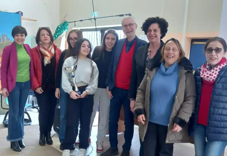 images Campi elettromagnetici e rischi per la salute: Laghi ospite al Liceo scientifico e linguistico di Scalea 