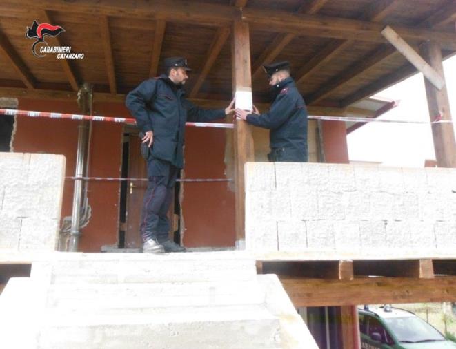 Lamezia Terme, realizzano fabbricato in assenza di autorizzazione edilizia: denunciati padre e figlio