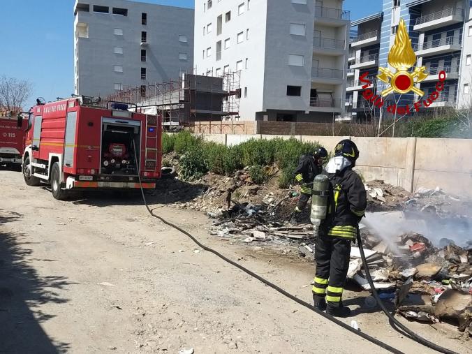 images Lamezia Terme. Incendio di rifiuti solidi urbani in località Scordivillo