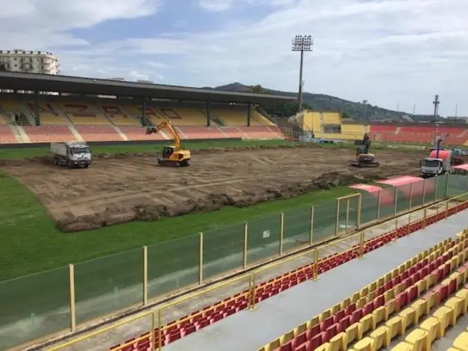 images Ruspe in azione per il rifacimento del manto erboso dello stadio Ceravolo