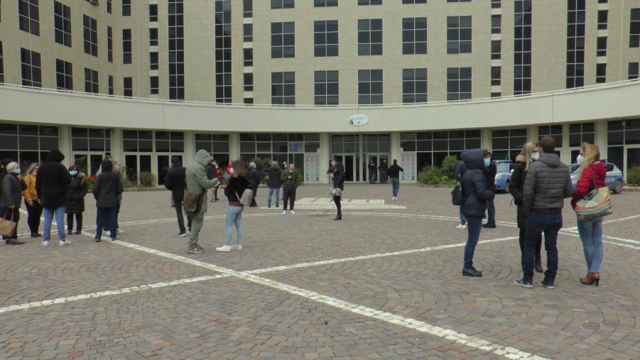 Sanità. Crisi del Sant'Anna di Catanzaro: lavoratori davanti alla Cittadella attendono la svolta