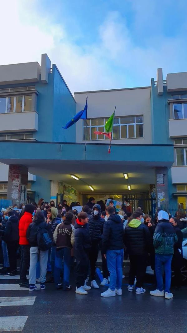 images Liceo classico senza riscaldamenti, gli studenti chiariscono: "Abbiamo manifestato a supporto della scuola"