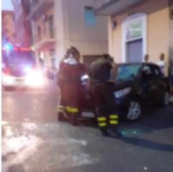 images Catanzaro. Un'auto si ribalta a viale Crotone: traffico rallentato 