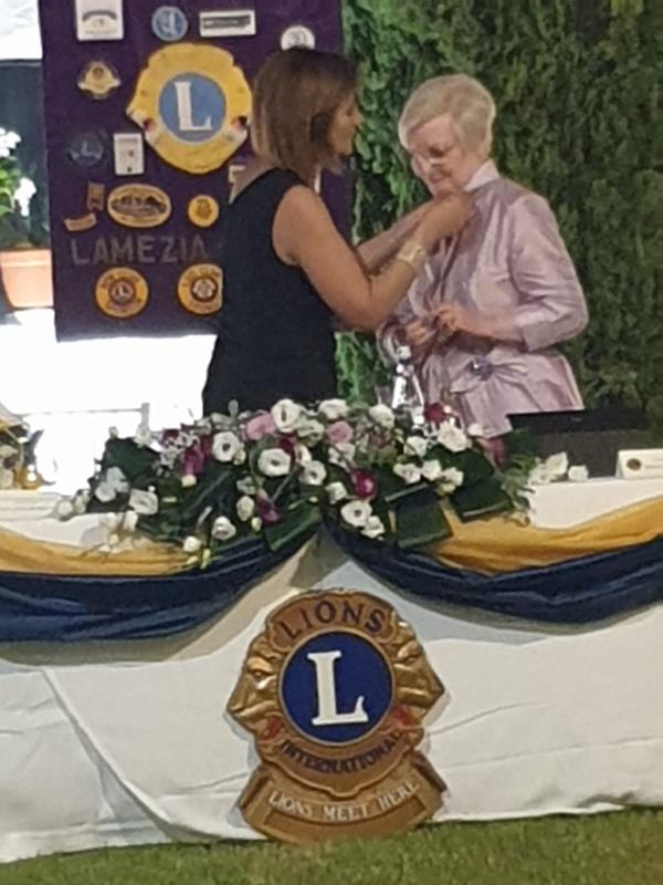 images Passaggio della Campana del Lions Club di Lamezia Host, l'avv. Moricca lascia  il posto alla prof. Aiello