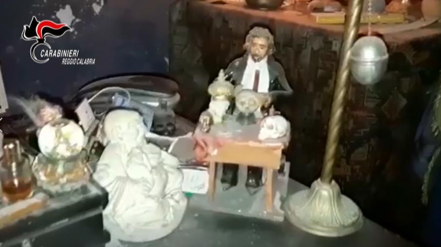 images Reggio Calabria. Candele, rosari e statuine nello studio del sedicente mago "vero e proprio professionista dell'inganno"