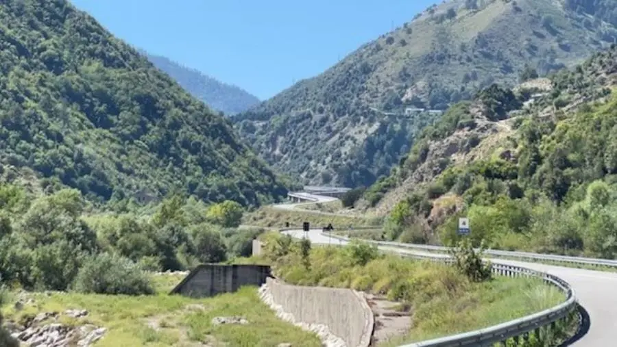 Strada statate 177 "Sila-Mare", l'annuncio dei dem: "Dopo il crollo riapre a senso unico alternato"