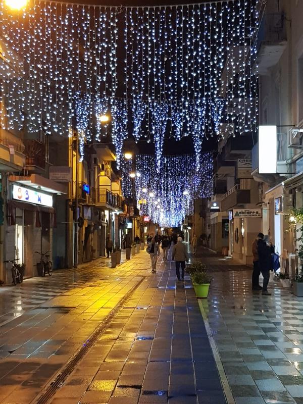 Con le luminarie di Natale su Corso Umberto I, i commercianti dicono: "Soverato c'è"