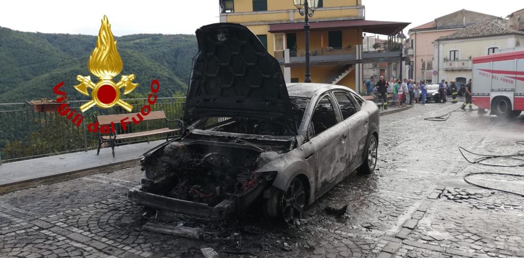 images In fiamme un'auto nella piazza di Curinga: illeso il conducente 