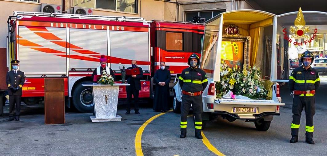 Cosenza. Cerimonia con l'icona della Madonna del Pilerio al Comando dei Vigili del fuoco