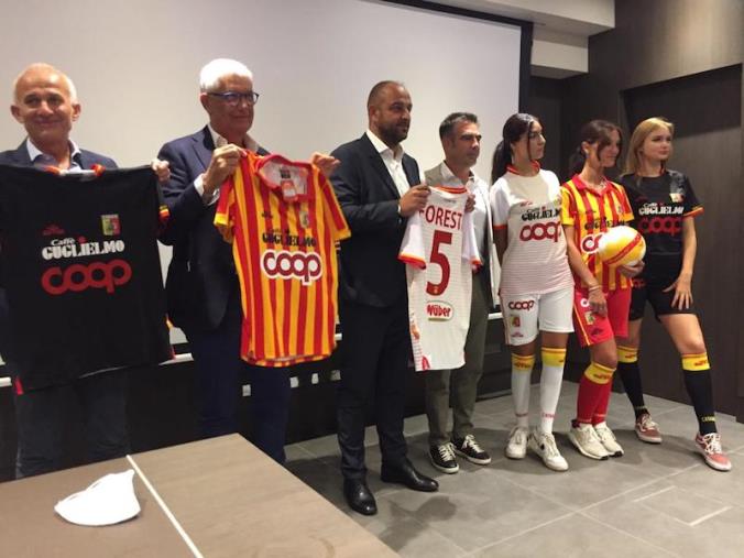 images Us Catanzaro 1929, presentate le nuove maglie ufficiali