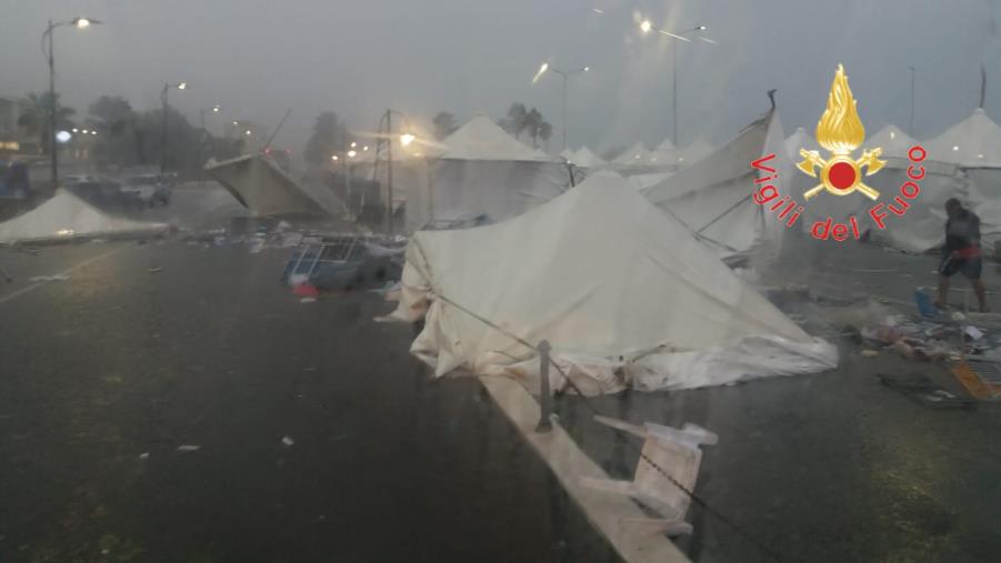 images Maltempo a Lamezia Terme. Il temporale spazza via gazebo e tensostrutture sul lungomare di Falerna (FOTO) 