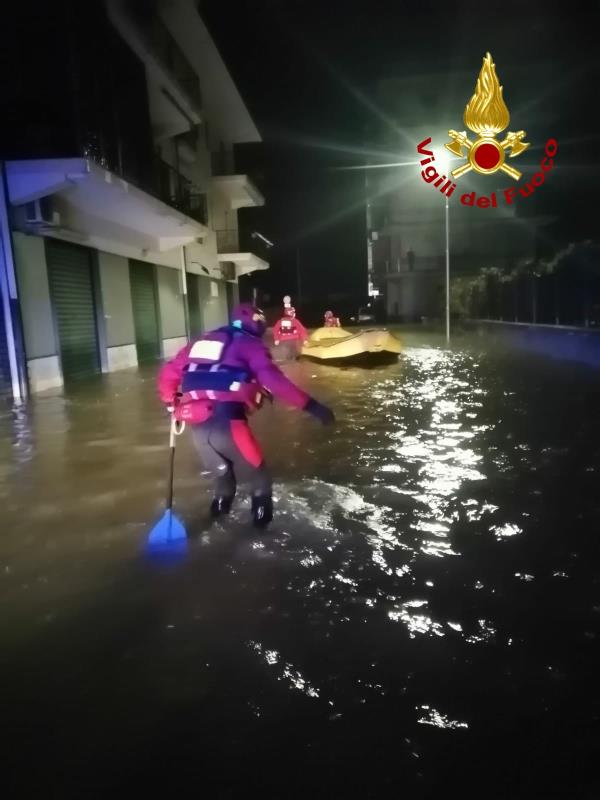 images Maltempo. A Schiavonea evacuate 40 persone con i gommoni dei vigili del fuoco