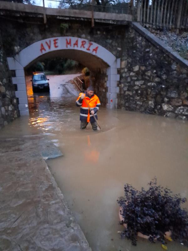 images Maltempo. A Gimigliano interviene la Prociv per liberare le strade allagate (VIDEO e FOTO)