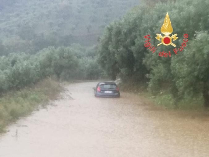 images Maltempo, sono stati trecento gli interventi dei Vigili del fuoco in Calabria 