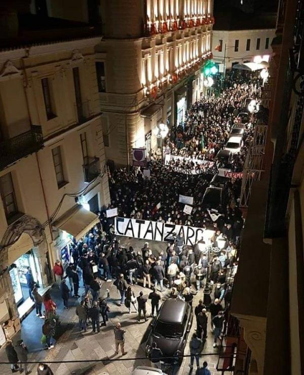 images La rabbia da zona rossa: le voci e i volti della manifestazione a Catanzaro (VIDEO)