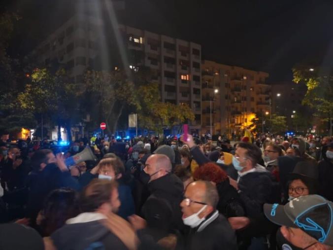 images Calabria zona rossa. Manifestazione a Cosenza: tensione e traffico paralizzato 