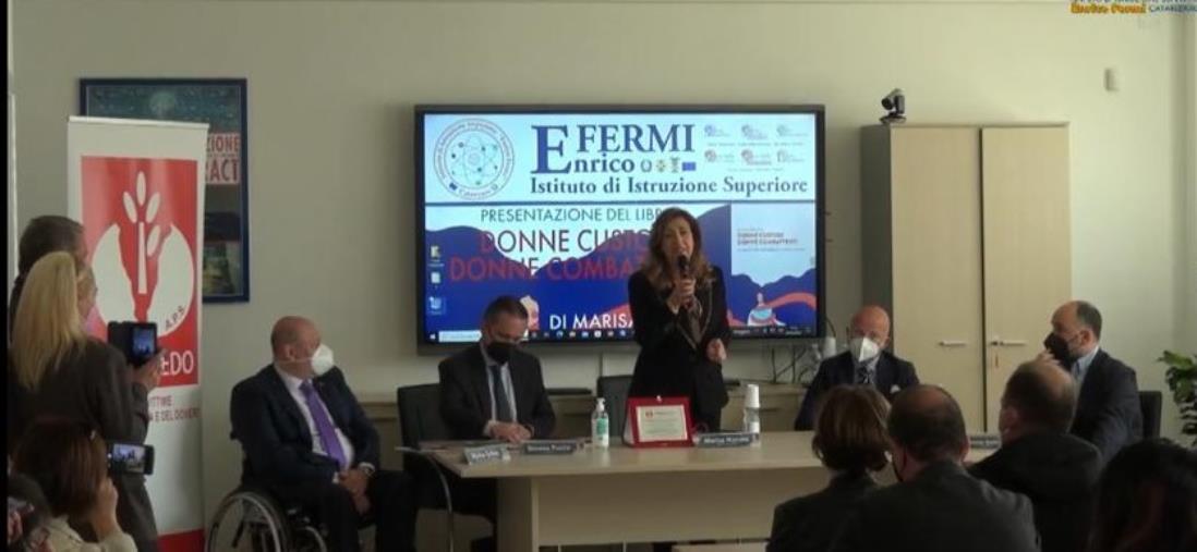 images Catanzaro, presentato al "Fermi" l'ultimo libro di Marisa Manzini: "Bisogna conoscere la 'Ndrangheta per combatterla"