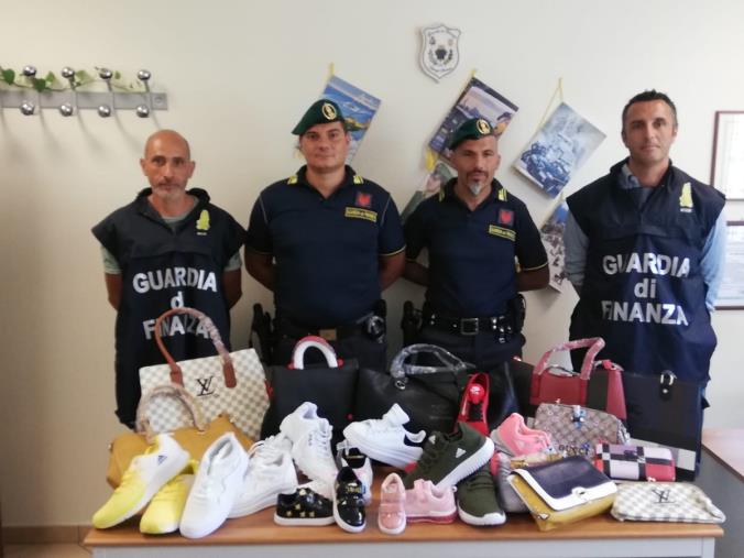 images Soverato, la Guardia di Finanza sequestra 335 capi contraffatti al mercato del venerdì