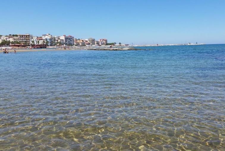 images Fase 2. Santelli contro le linee guida uniformi: "Circolano bozze in cui gli ombrelloni devono essere a 7 o 9 metri di distanza. Come si può applicare in Calabria?"