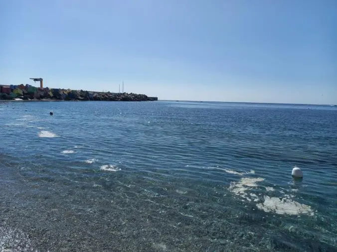 images Catanzaro, affiora una schiuma sul mare a Lido: bagnanti infuriati